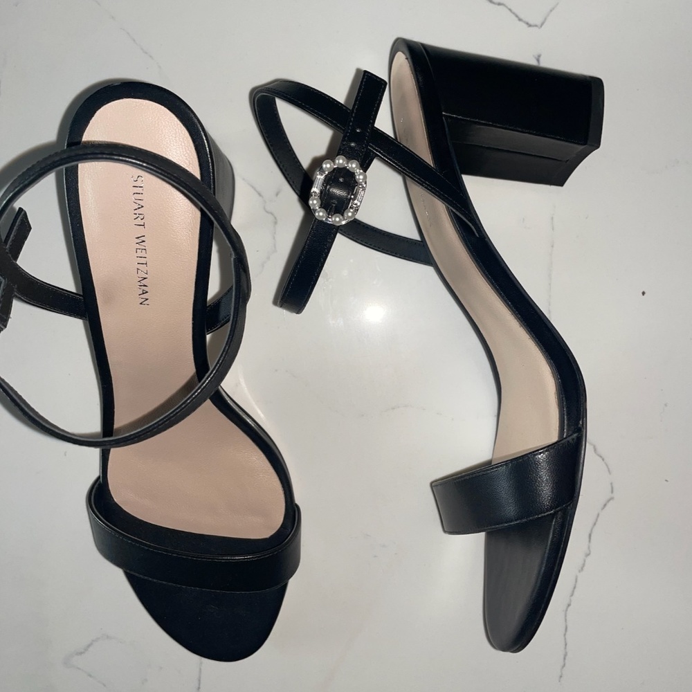 STUART WEITZMAN | BLACK T-STRAP LEATHER SANDAL HEEL